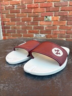 GUCCI Men’s Maroon Slide Sandals with White Logo size 10